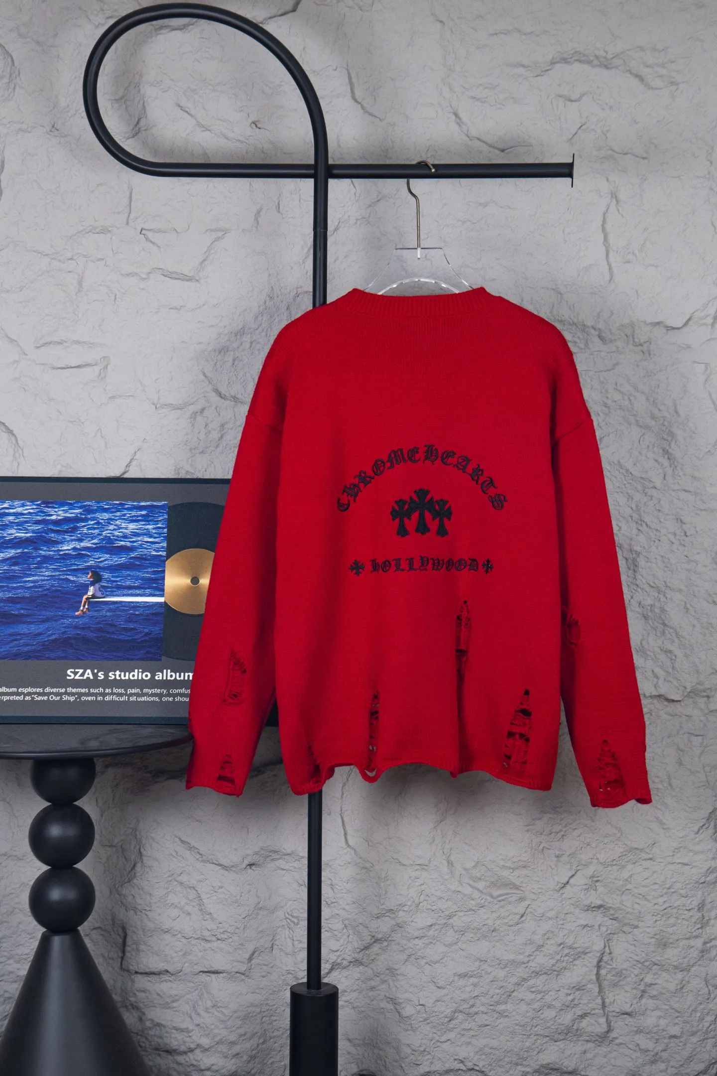 P250 Chrome Hearts CH Chrome Hearts Patch Cross Hole Knitted Sweater Pullover. The popular style is the same for men and women. It is matched with black and white. It looks good in real life. It looks good on the upper body. It looks good in daily wear. It is even more photogenic. It’s hard not to buy it. Buy it for me!!! Believe me, no one can refuse such a machine-length Chrome Hearts jacket. It has expanded the version based on the old version. The upper body is loose and stylish. The casual design of the hem is expanded to make fat people slim down to the extreme. Slim people are limited to high-end and high-end. 10,000 yuan ZP printing. 1:1 perfect restoration. Looks good when worn alone. Both men and women can control it easily. If you care more about quality, you must also respect the price. It is completely different from the thin see-through bottoms that pill when worn. If the style makes you shine at a glance, then quality is what you should pay more attention to. Compared with price, what we focus on is quality. Customers who have received my products know all about it. ️️️ Sweaters on the market are generally made of bract yarn. We use modal. Compared with core-spun yarn, the advantages are very intuitive: high cost, high price, high density, relatively expensive for developers, allowing us to make a lot less money. In addition, the upper body is delicate, anti-pilling, and high-end. We are conscientious sellers. Quality determines the upper body effect. No matter how bad the quality, the best style is still the temperament of the urban-rural fringe. We only do long-term business. Quality determines character. Take it back and wear it with confidence and wash it. The quality of the pattern will definitely make your eyes shine. We only make the right version of high quality. We make high-end hard goods. Reject junk goods and reject fast food. Conscientious quality and conscientious price. You deserve it!  Color: Black White Gray Red Size: S M L